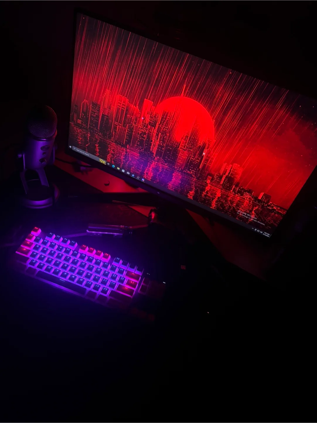 Gaming PC setup, mic, monitor, keyboard, mouse, headset image indicator(2)