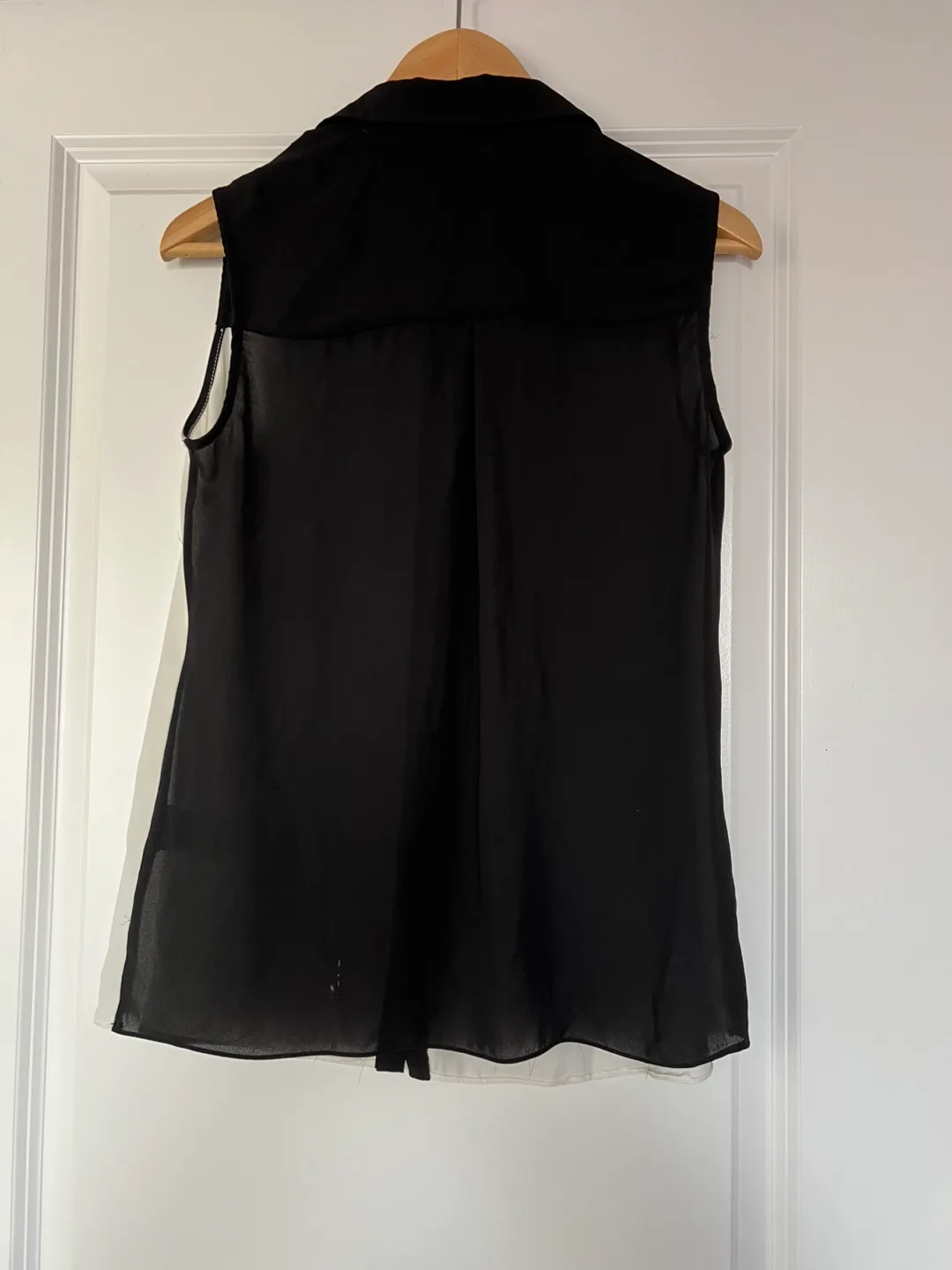 Vero Moda Classic Black & White Sleeveless Blouse - Size 16 image indicator(2)