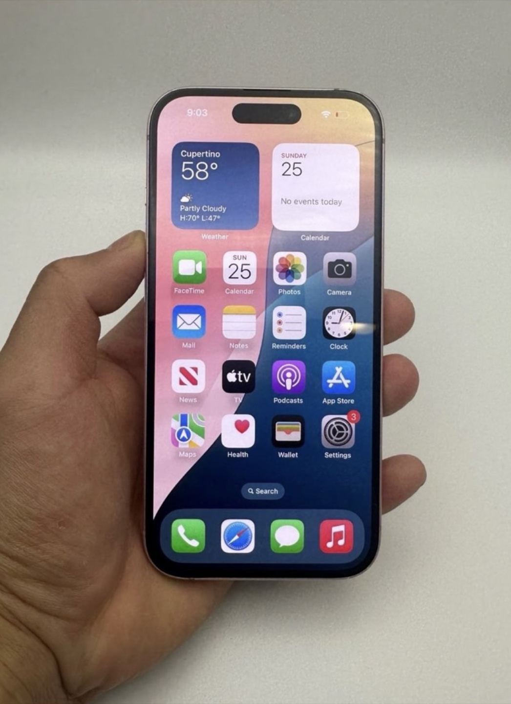 Pink iPhone 15 - photo 4