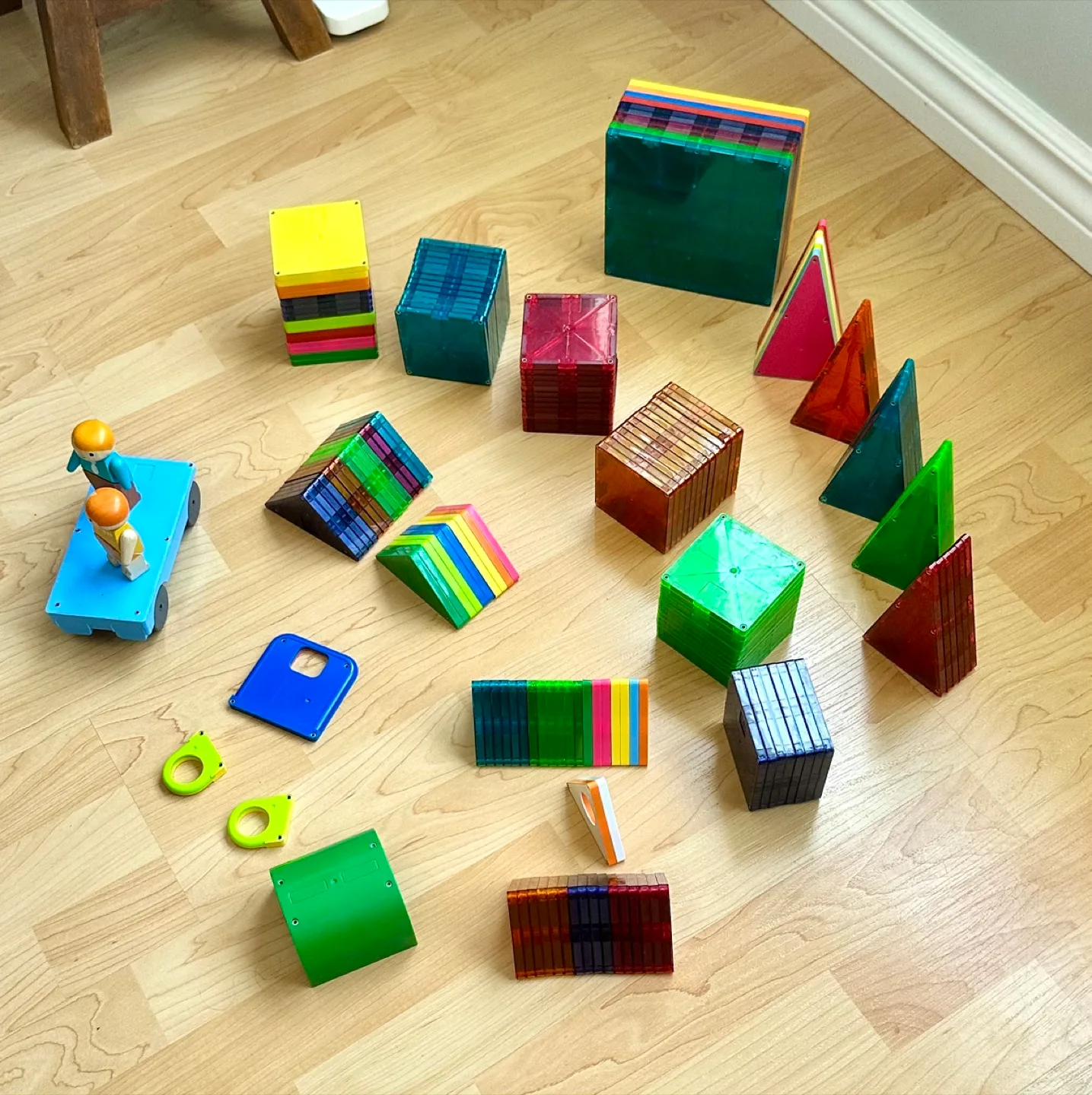 Magna-Tiles™️ - 180 pieces + Ikea storage stool image indicator(2)