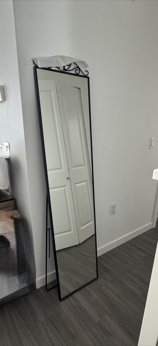 Standing mirror