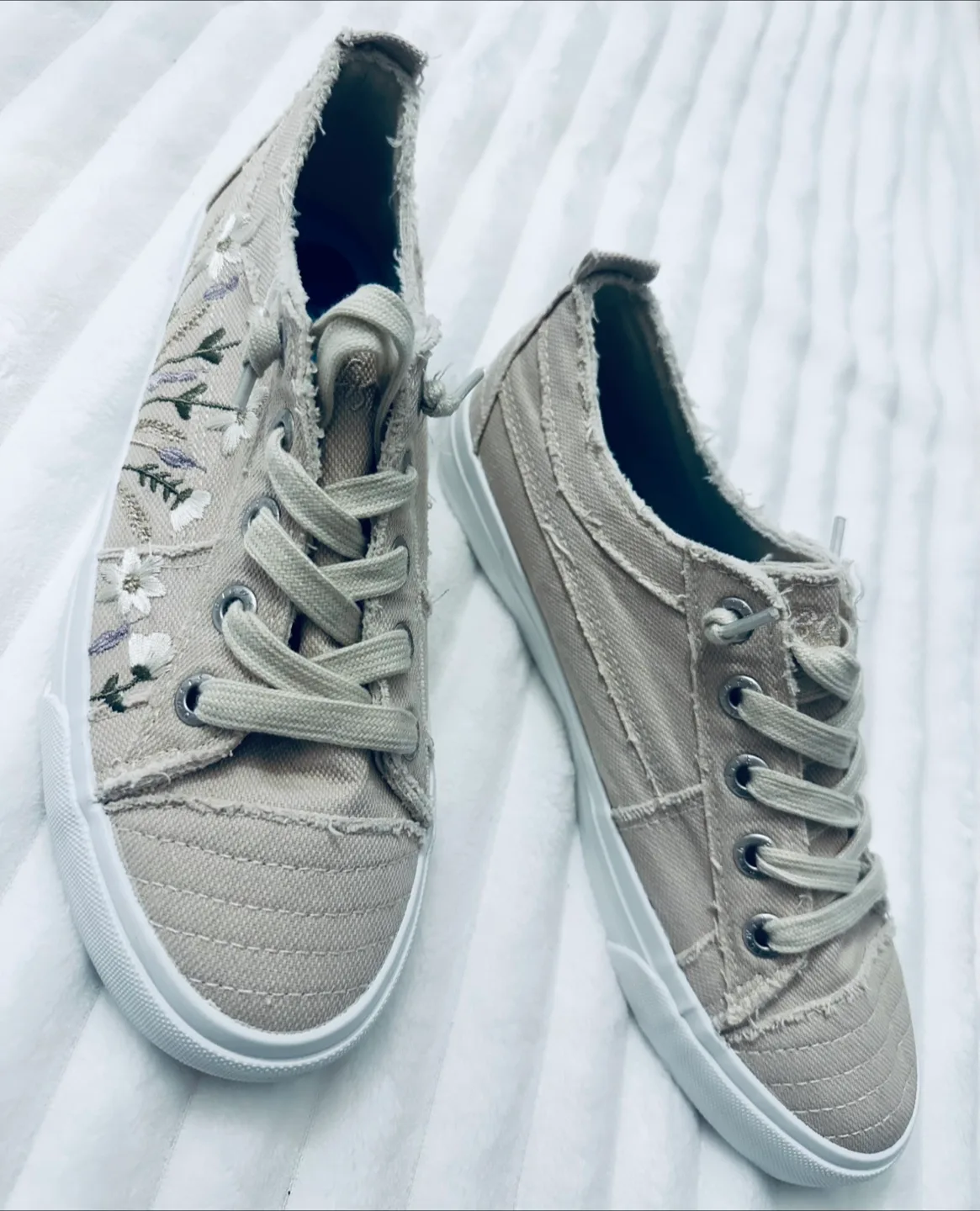 Blowfish Malibu Floral Sneakers-size 8.5 thumbnail