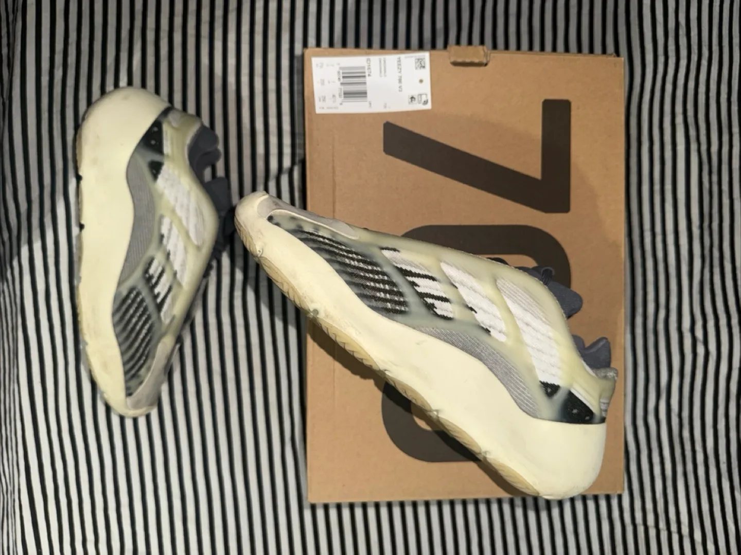 Adidas Yeezy 700 “Fade Salt” Size 7.5 US image indicator(6)