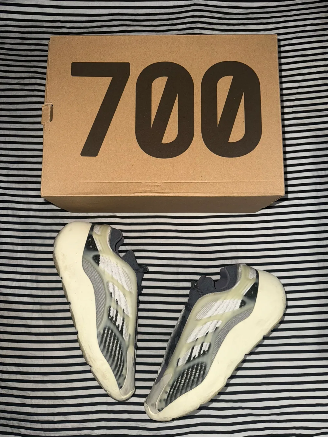 Adidas Yeezy 700 “Fade Salt” Size 7.5 US image indicator(3)