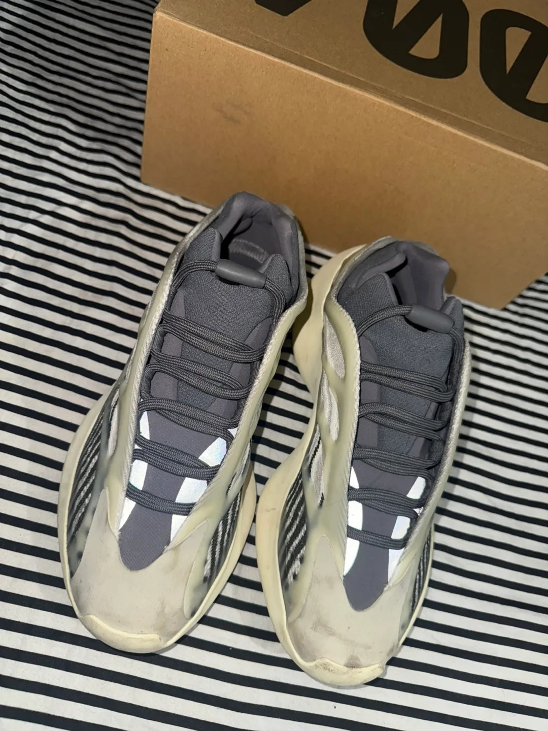 Adidas Yeezy 700 “Fade Salt” Size 7.5 US image indicator(5)