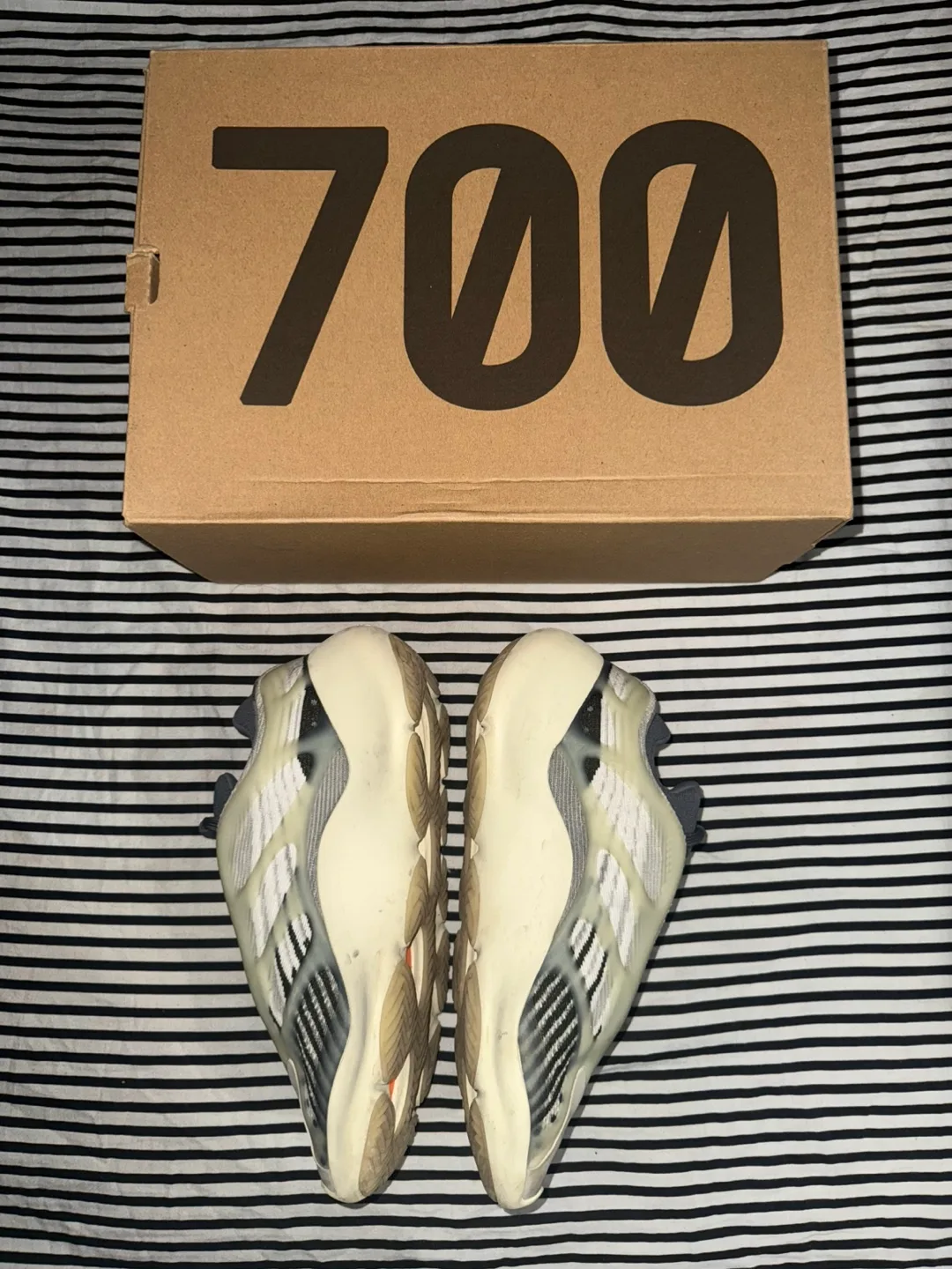 Adidas Yeezy 700 “Fade Salt” Size 7.5 US image indicator(4)