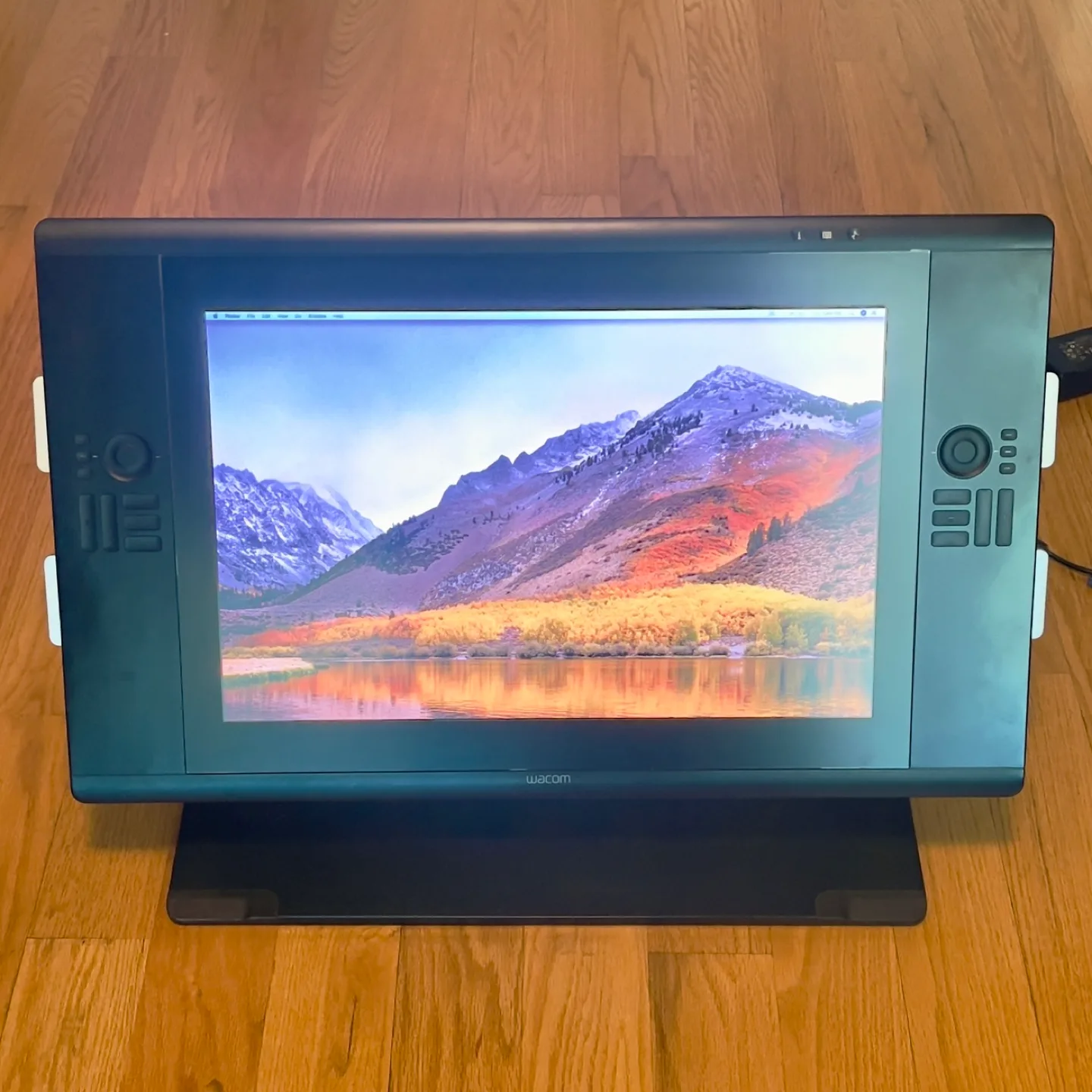 Wacom Cintiq 24HD Creative Pen Display thumbnail