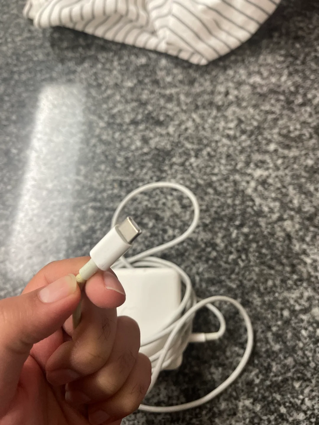 Apple 61W USB-C Power Adapter A1718 image indicator(2)