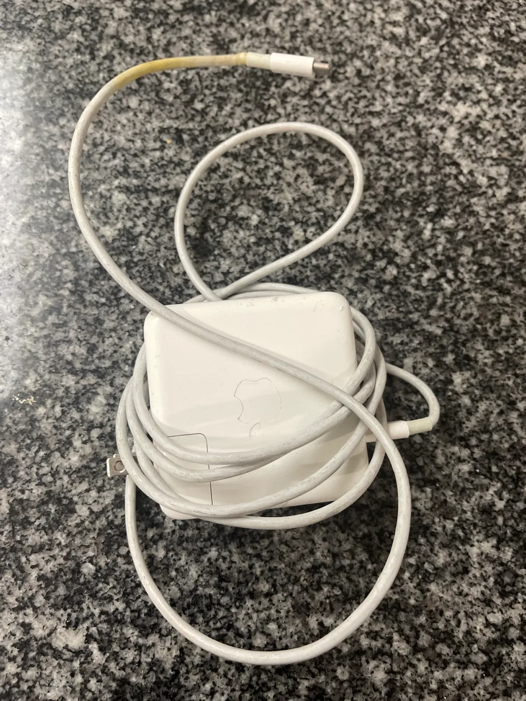 Apple 61W USB-C Power Adapter A1718 image indicator(3)