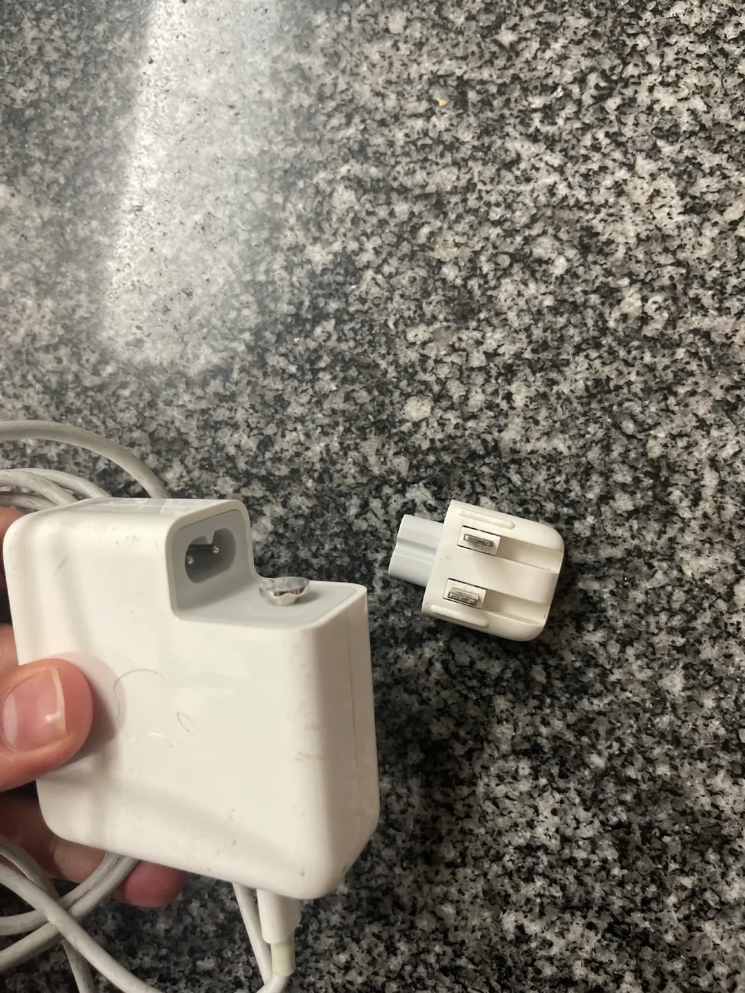 Apple 61W USB-C Power Adapter A1718 image indicator(4)