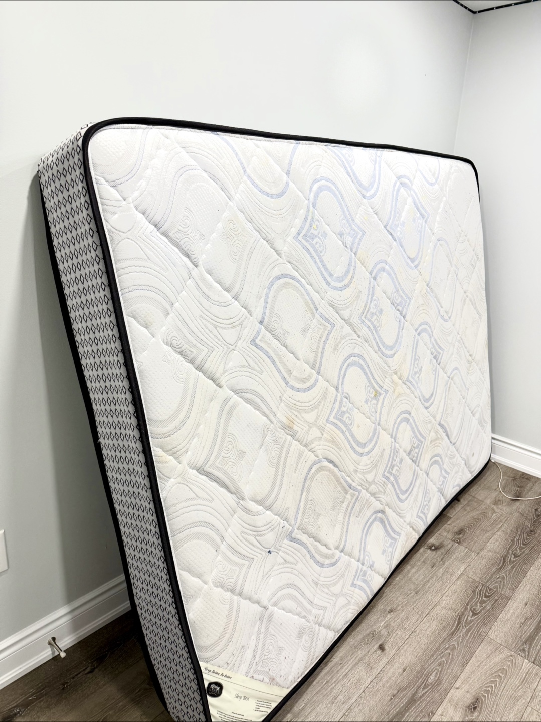 Queen size spring mattress