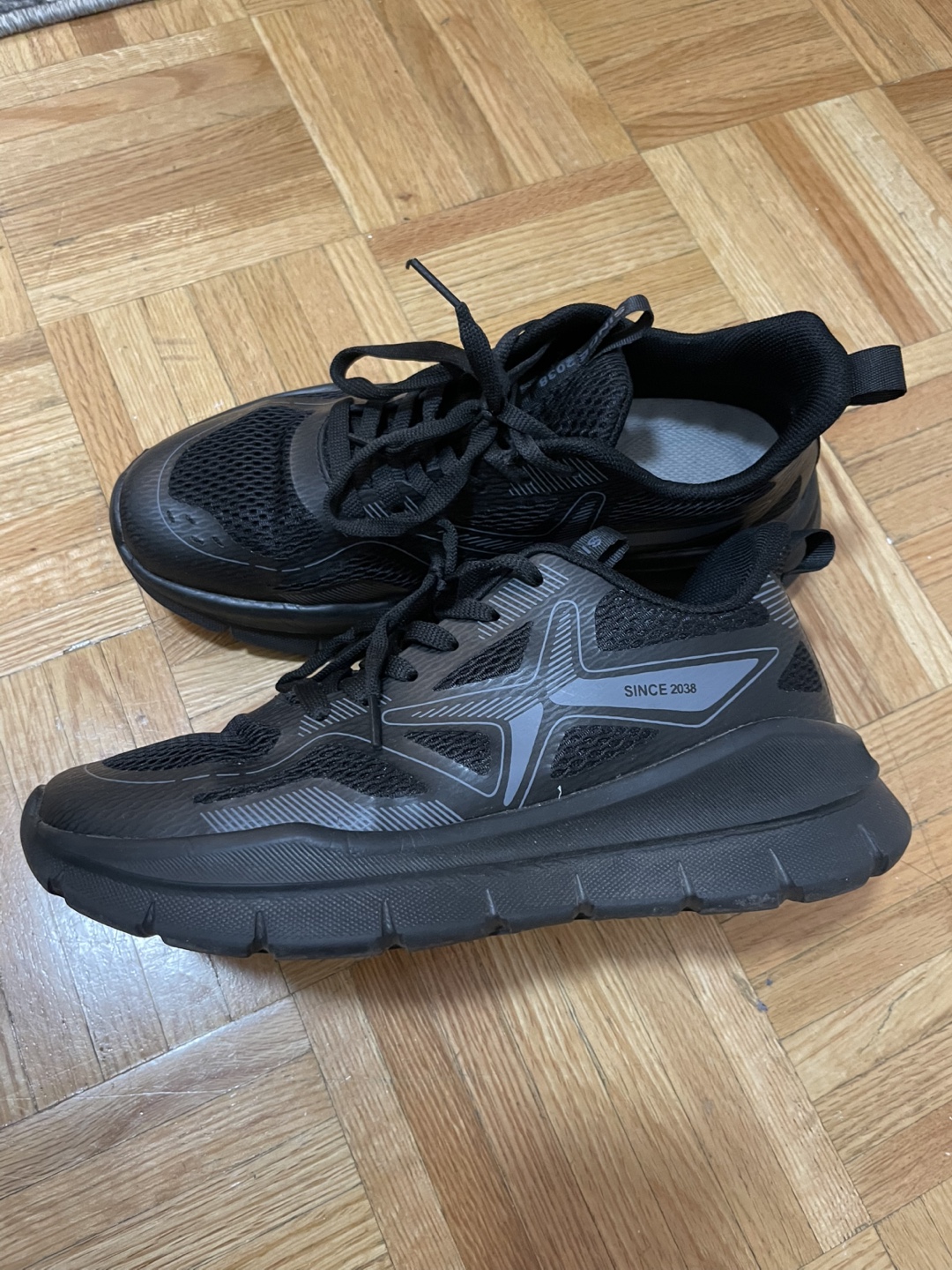 Black Sneakers - Size 7,5/8