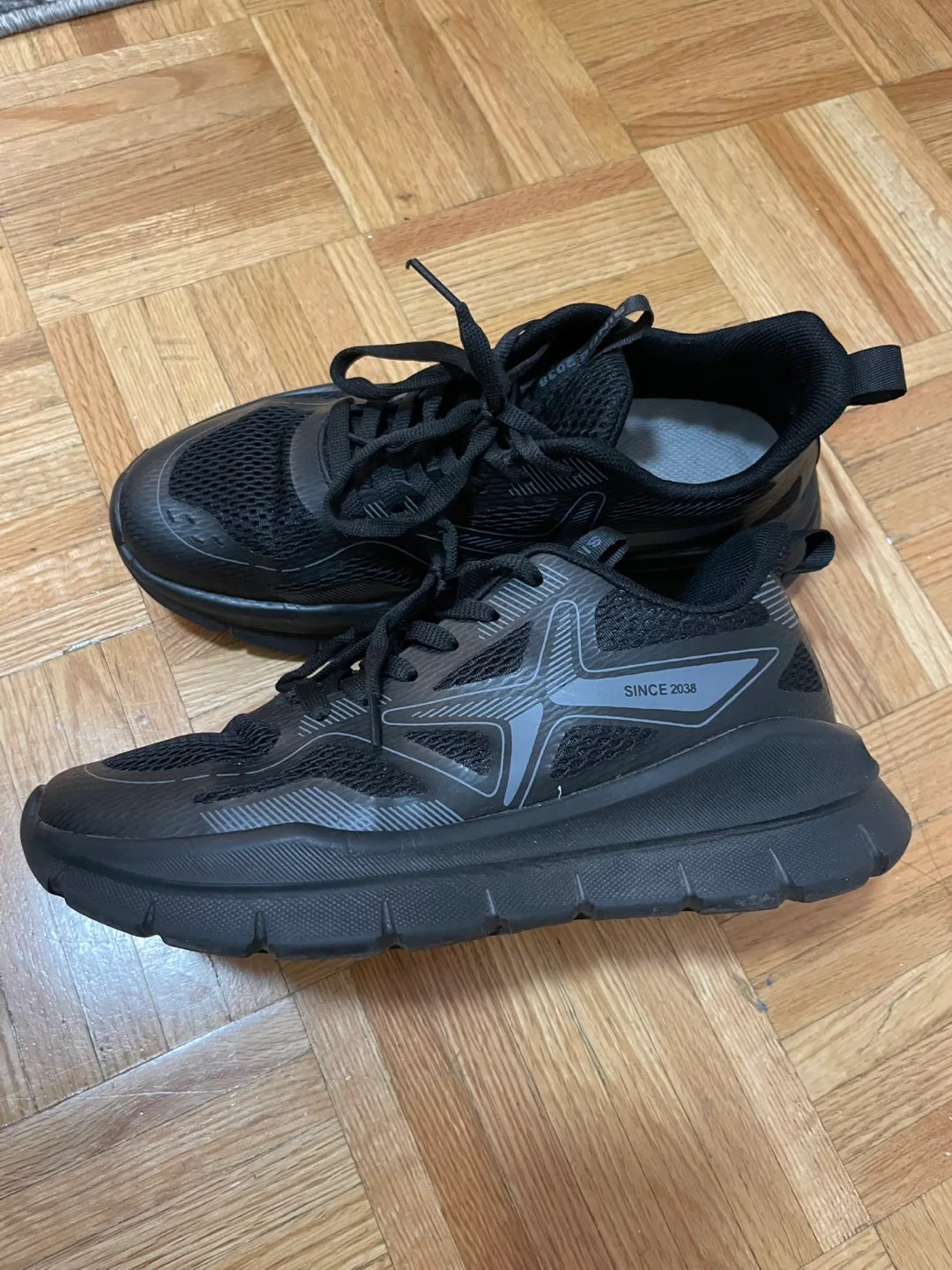 Black Sneakers - Size 7,5/8