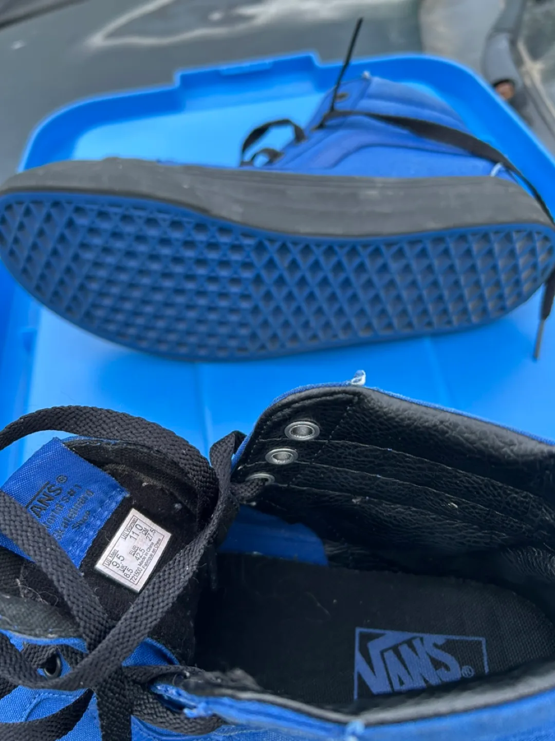 Pair of Vans ankle high boots image indicator(3)