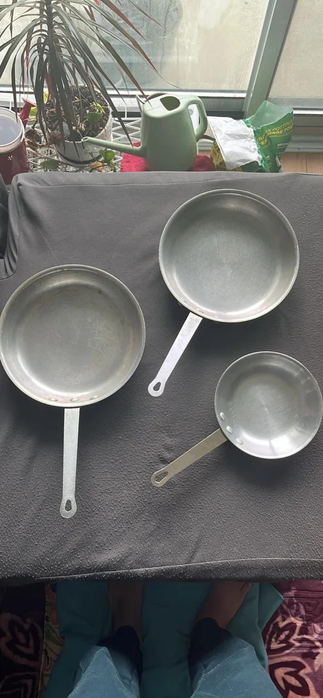 Set of 3 vintage Aluminum Frying Pans thumbnail