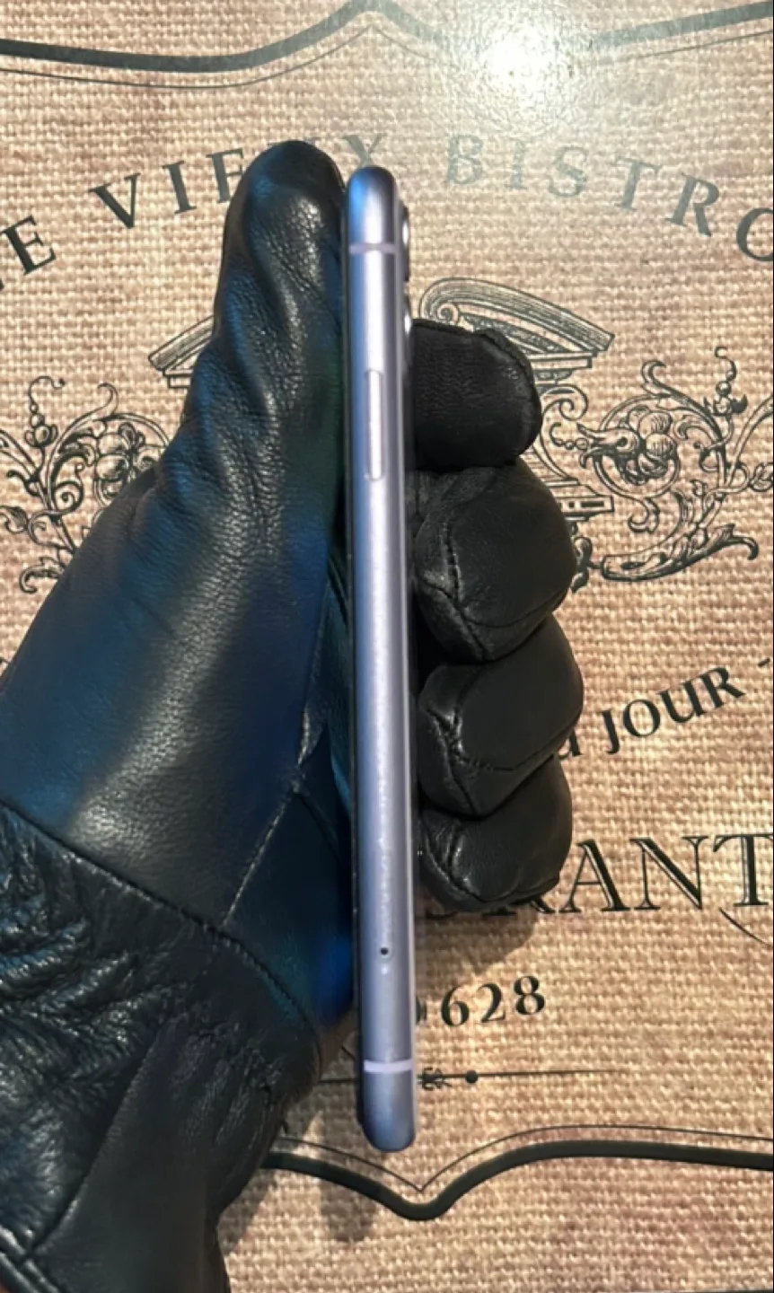 (100%) IPhone 11 64GB-Great Condition+Accessories. image indicator(4)