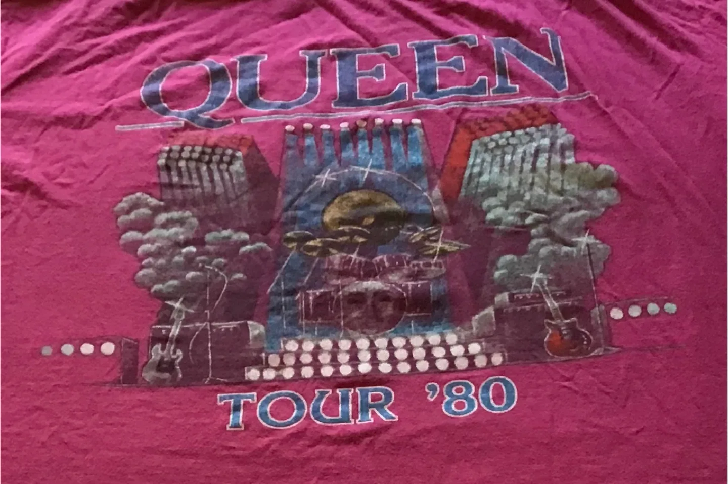 🤩 Queen Tour '80 Graphic T-Shirt Size XL image indicator(2)