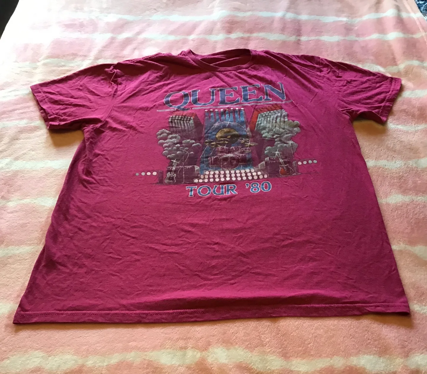 🤩 Queen Tour '80 Graphic T-Shirt Size XL thumbnail