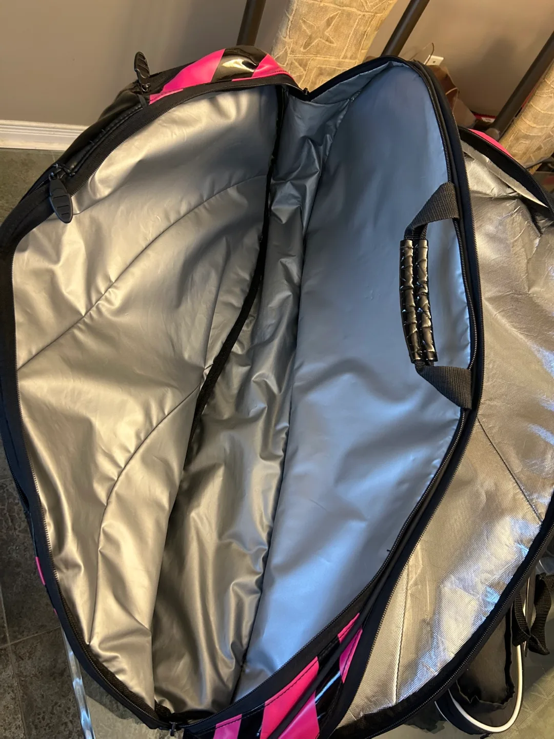 Wilson BLX Tour 6-Racket Tennis Bag (Black/Pink-Adult 27 inches) image indicator(9)