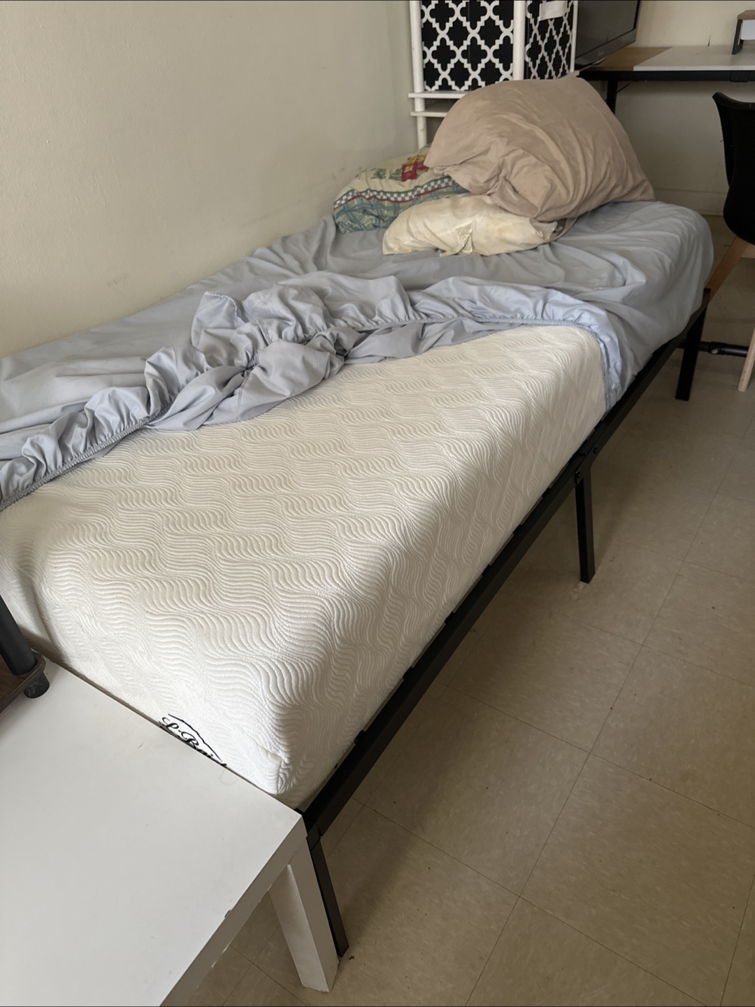 Twin Mattress with tubular base