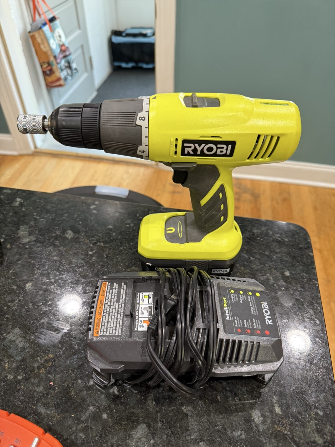 Ryobi 18V rechargeable power drill with a variety of bits - photo 3