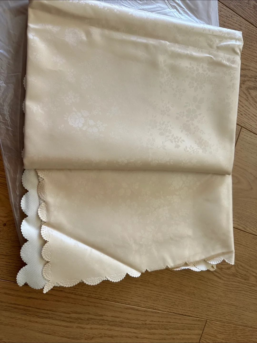 Table cloth Off-White Fabric with Floral Pattern🇨🇦 thumbnail