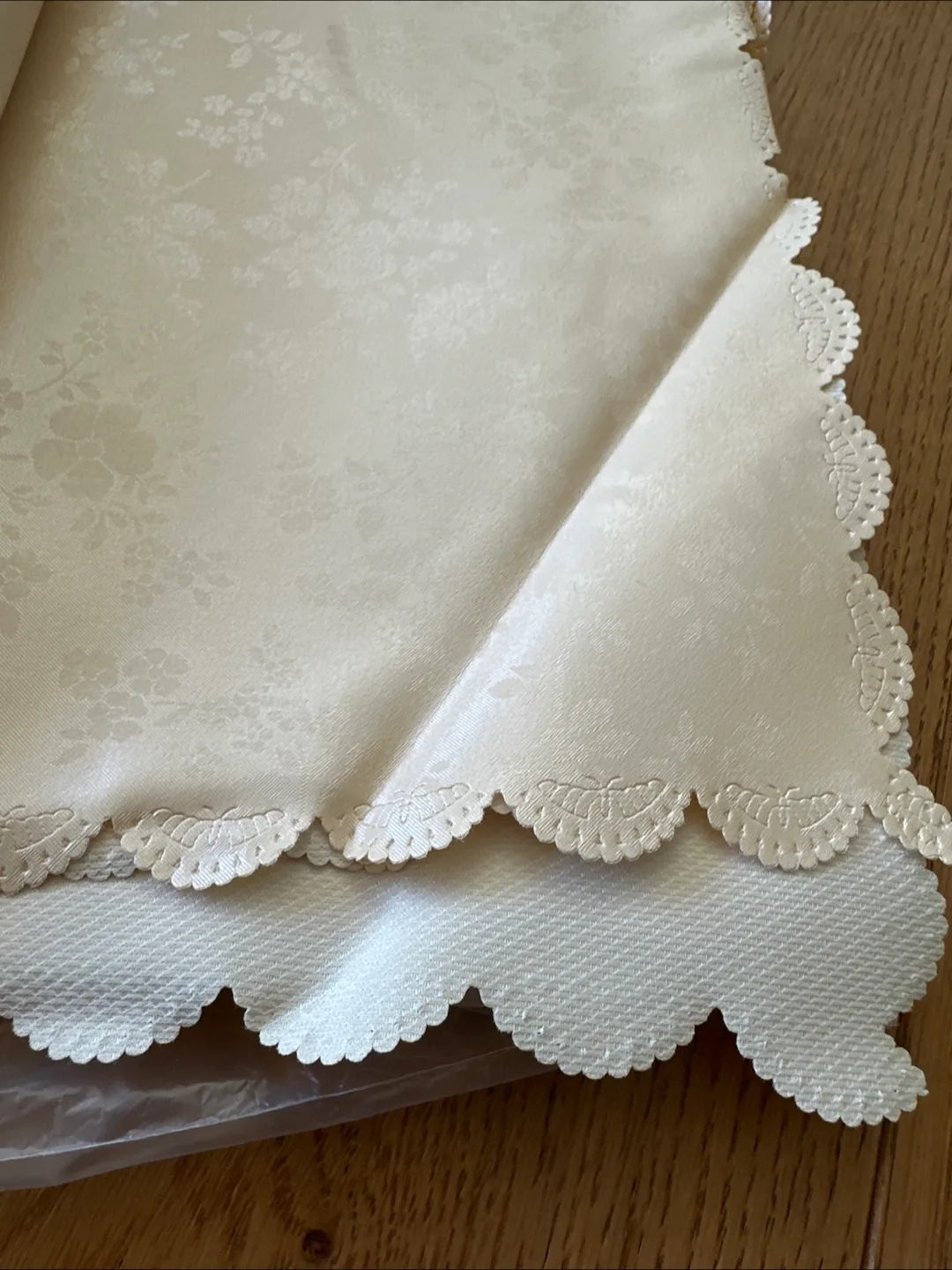 Table cloth Off-White Fabric with Floral Pattern🇨🇦 image indicator(2)