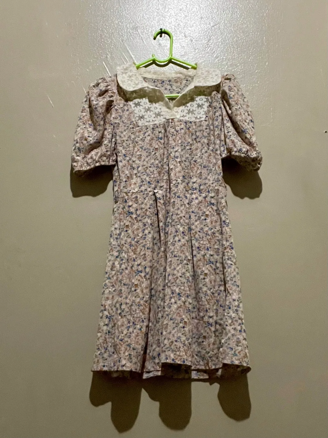 Vintage-like floral dress thumbnail