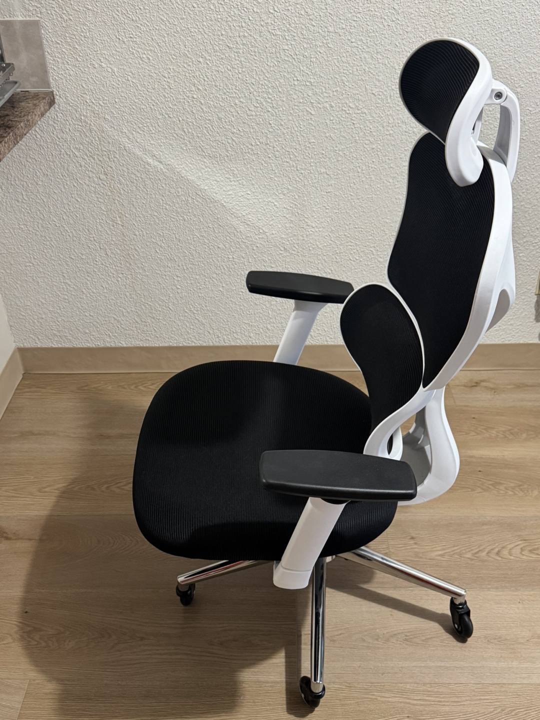 Ergonomic Office Chair - Black and White - photo 4