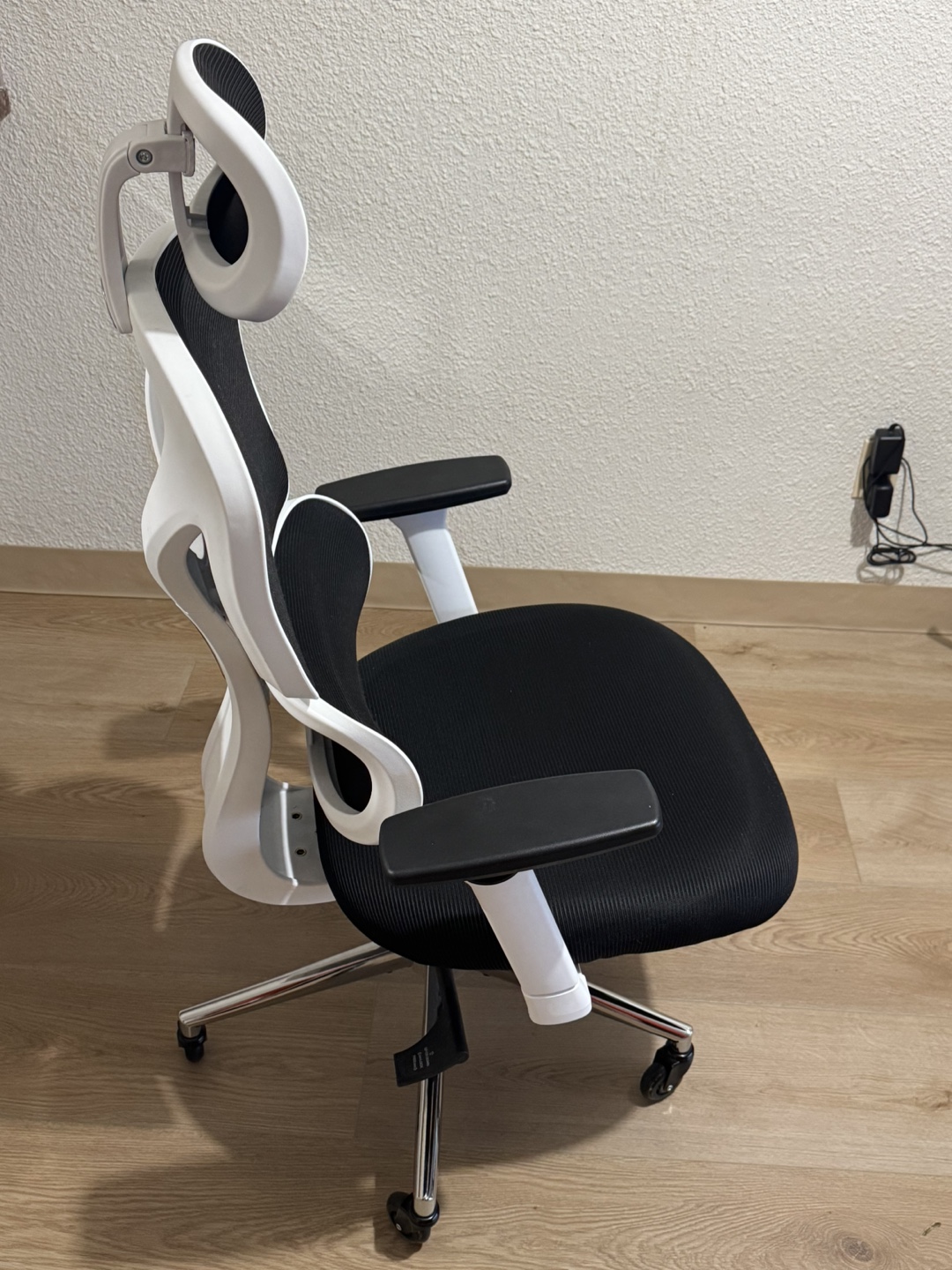 Ergonomic Office Chair - Black and White - photo 5