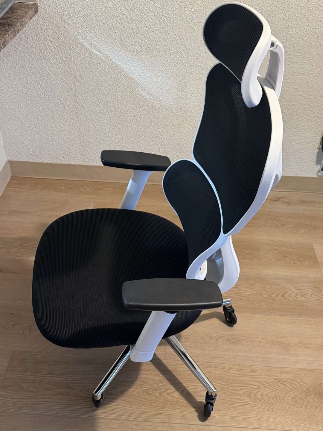 Ergonomic Office Chair - Black and White - photo 3