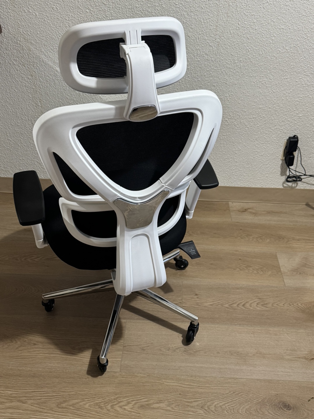 Ergonomic Office Chair - Black and White - photo 2