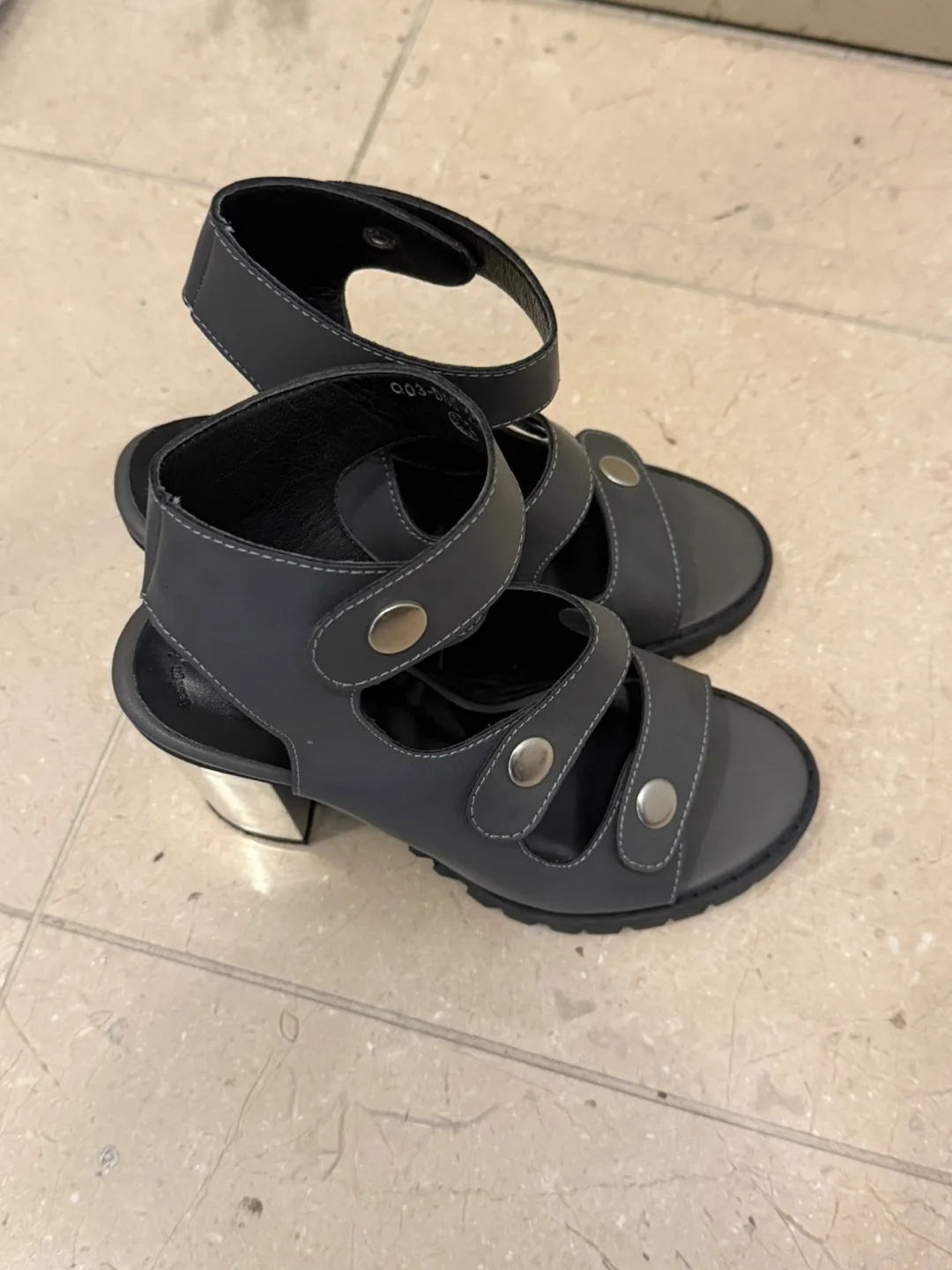 Gray Heeled Sandals made in Korea image indicator(2)