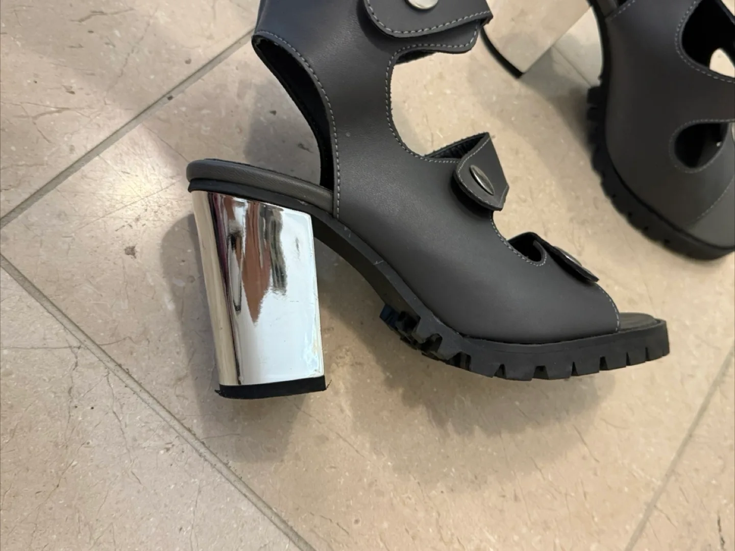 Gray Heeled Sandals made in Korea image indicator(4)