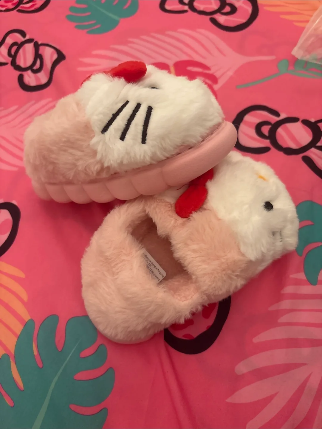 Hello Kitty Slippers - Size 25-27 image indicator(2)