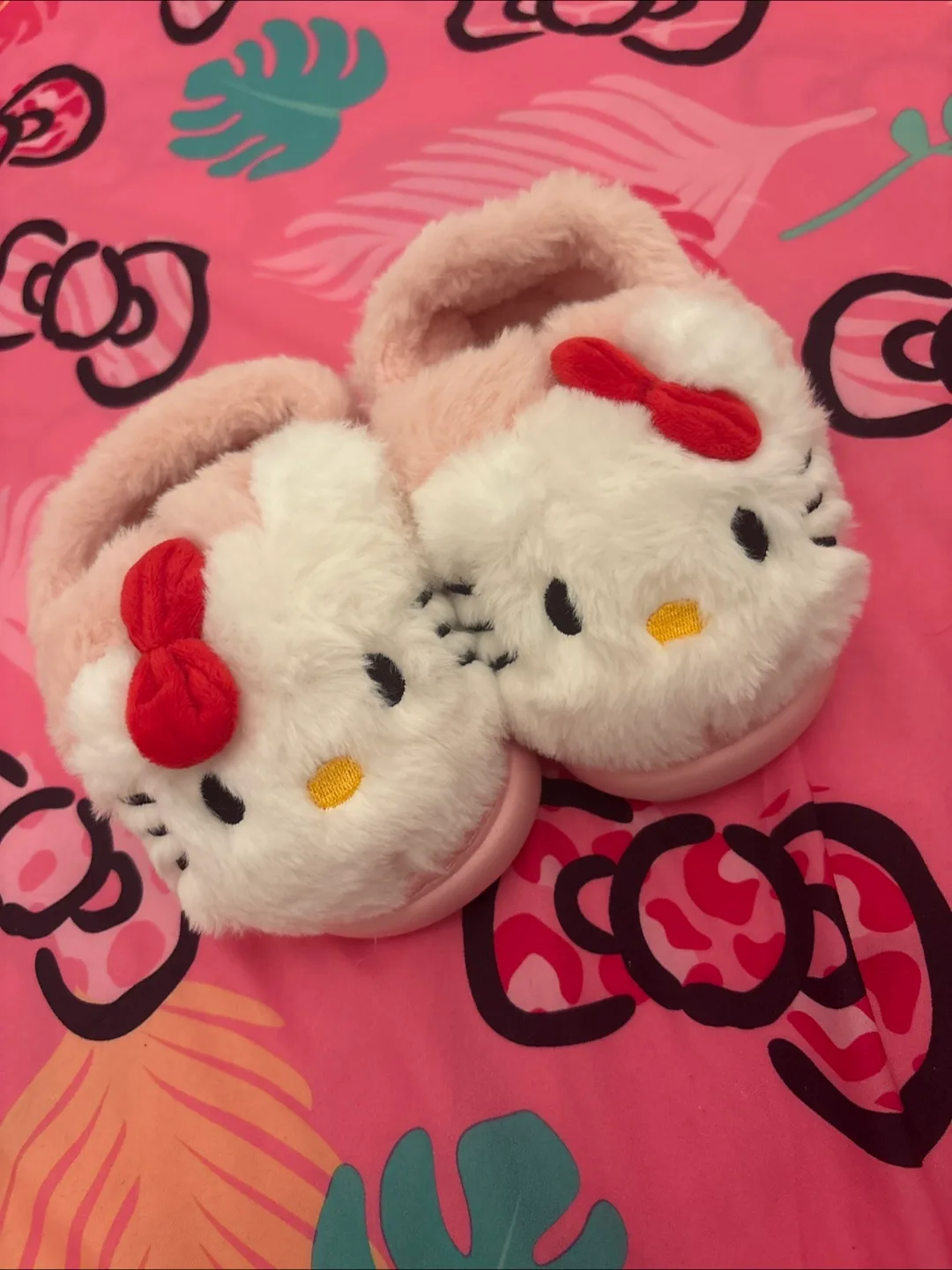 Hello Kitty Slippers - Size 25-27 image indicator(3)