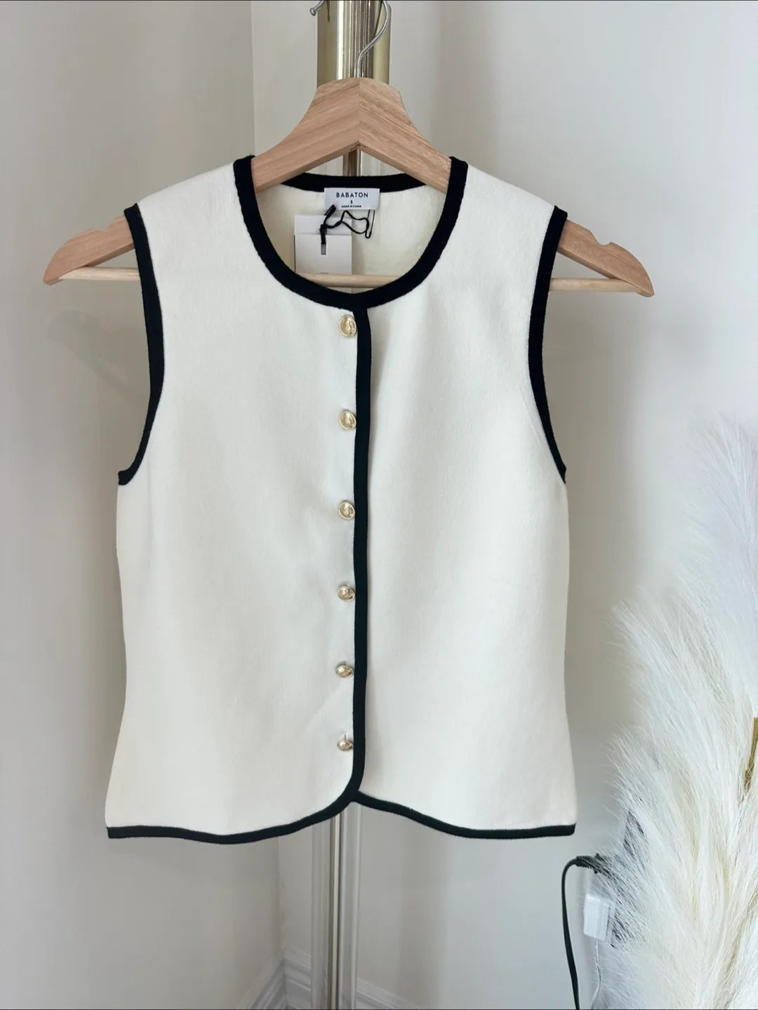 Aritzia Composure Sweater Vest Size S NWT thumbnail