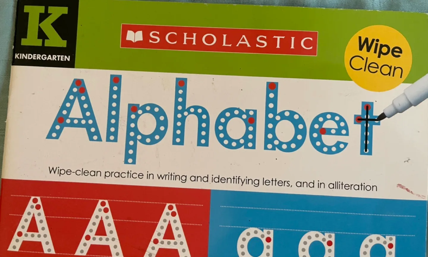 🇨🇦 Scholastic Wipe Clean Kindergarten Workbooks image indicator(2)