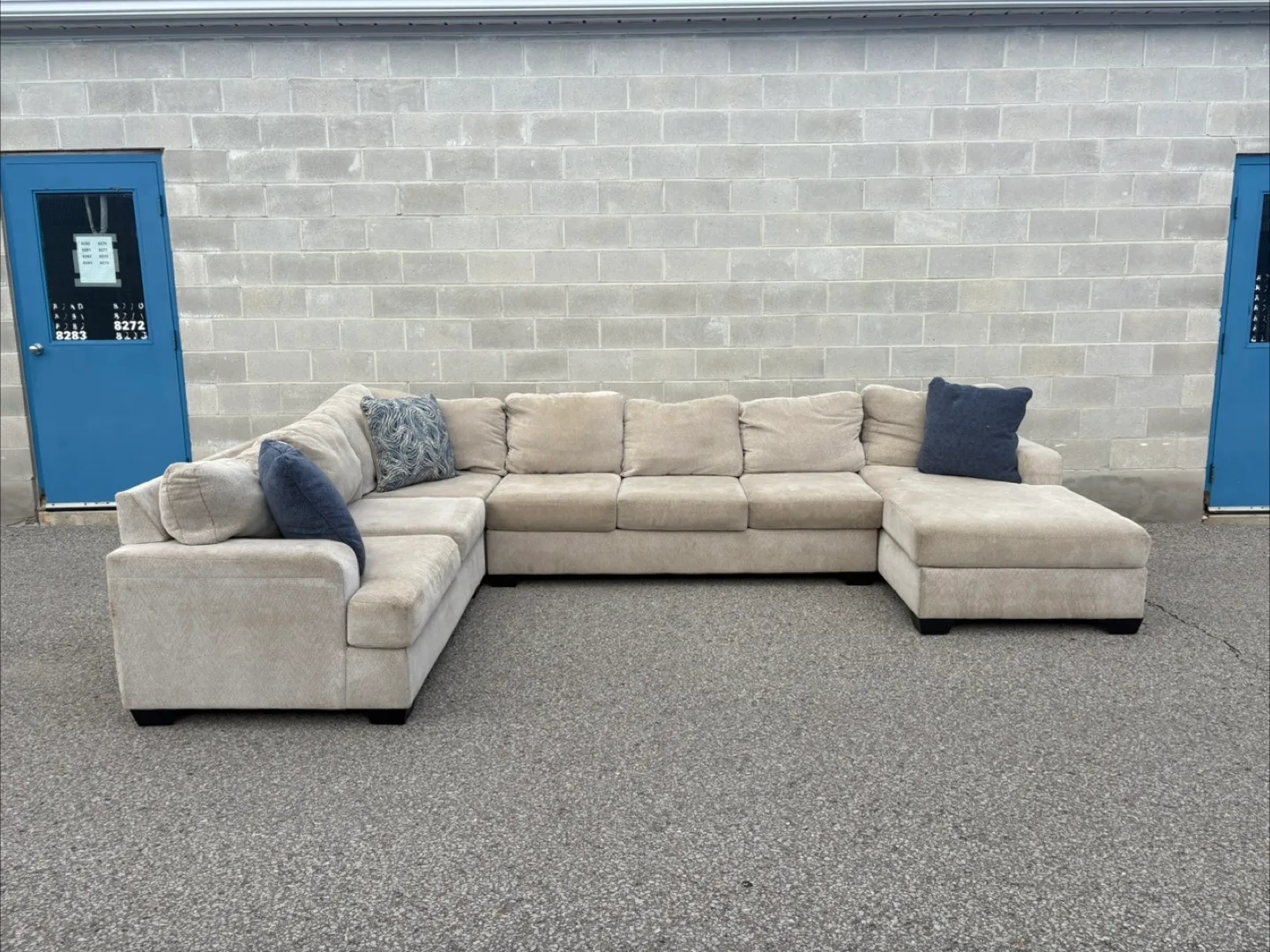 FREE DELIVERY✅• CREAM U SHAPE SECTIONAL COUCH / SOFA w/ CHAISE thumbnail