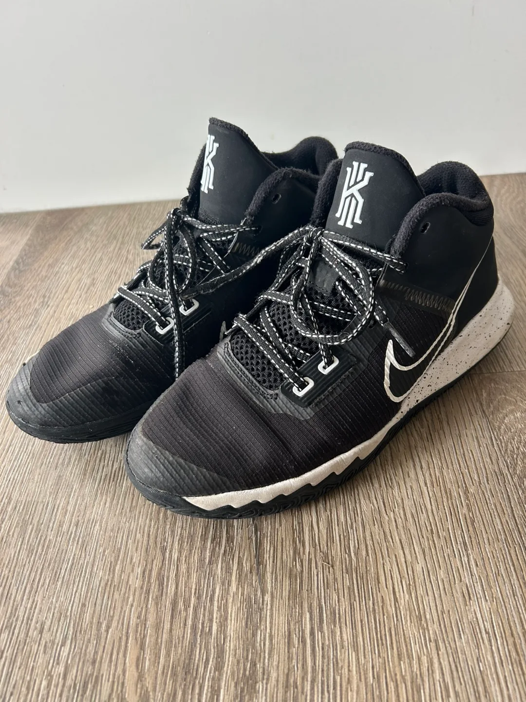 Nike Kyrie Flytrap youth basketball shoe size 6.5 Y thumbnail