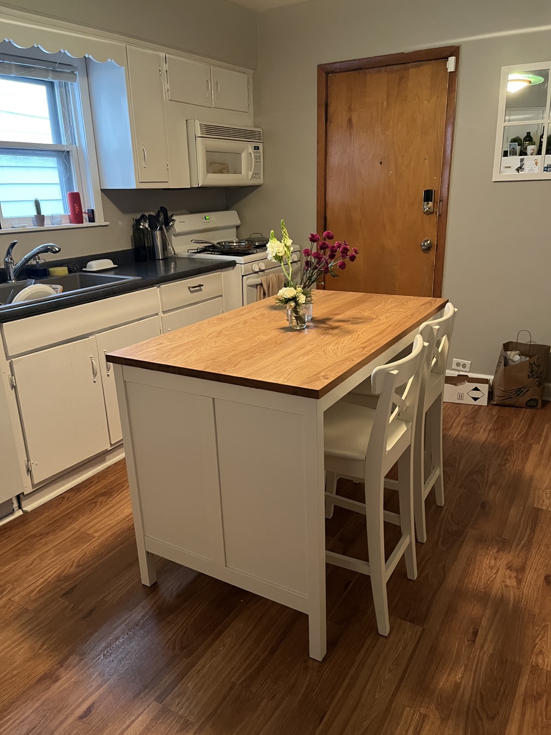 Kitchen Island with 2 Bar Stools