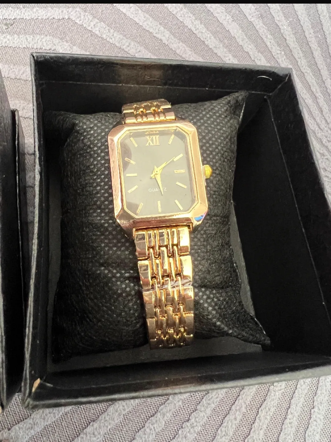 Quartz Gold-Tone Women's Watch image indicator(4)