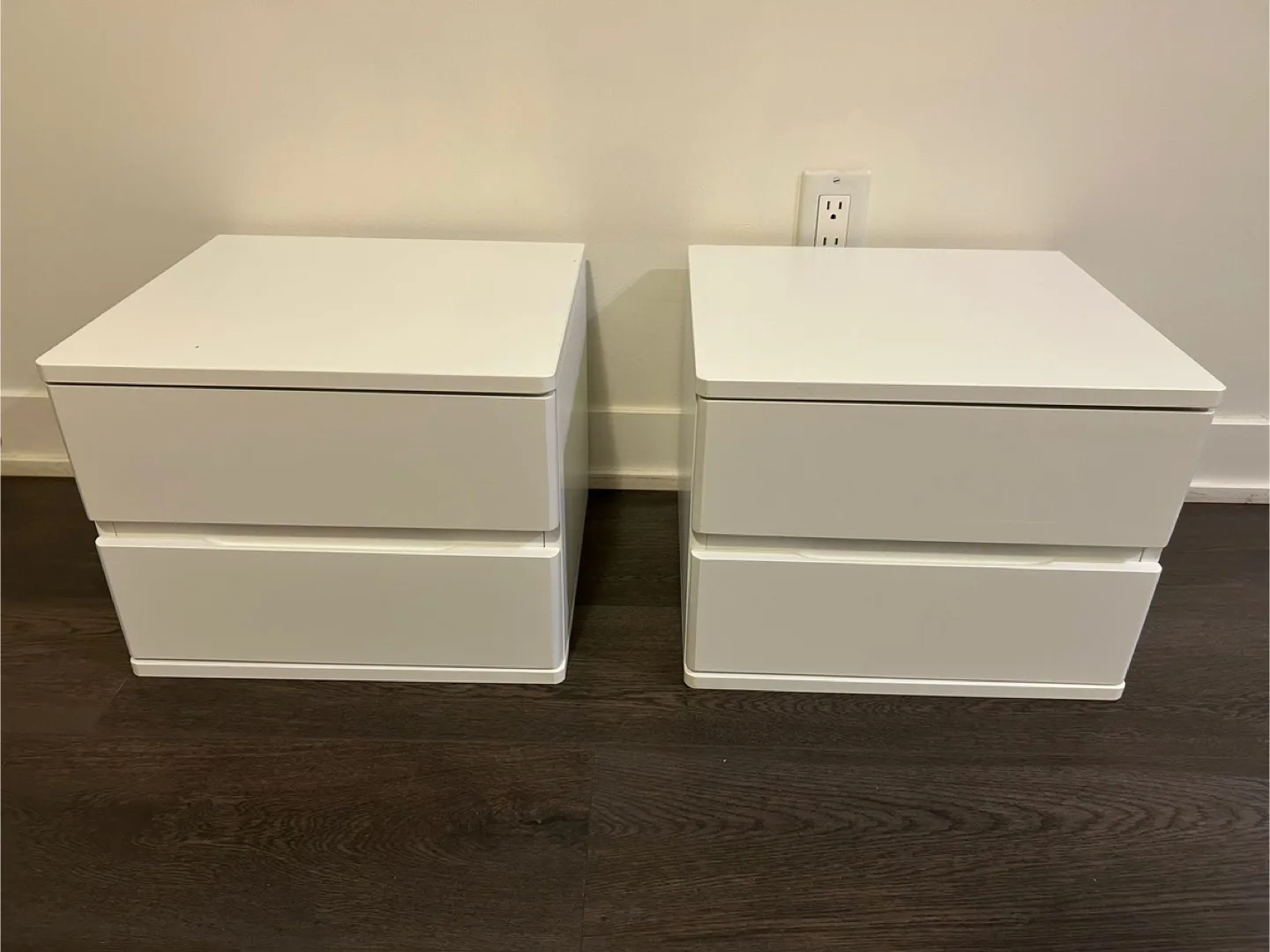 2 nightstands