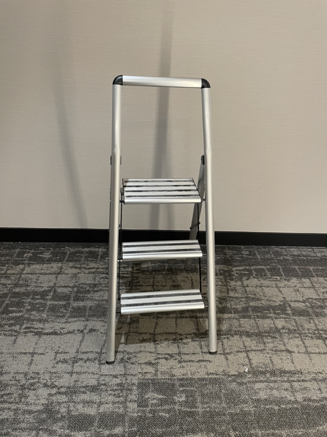 Lightweight Aluminum Step Ladder - photo 4