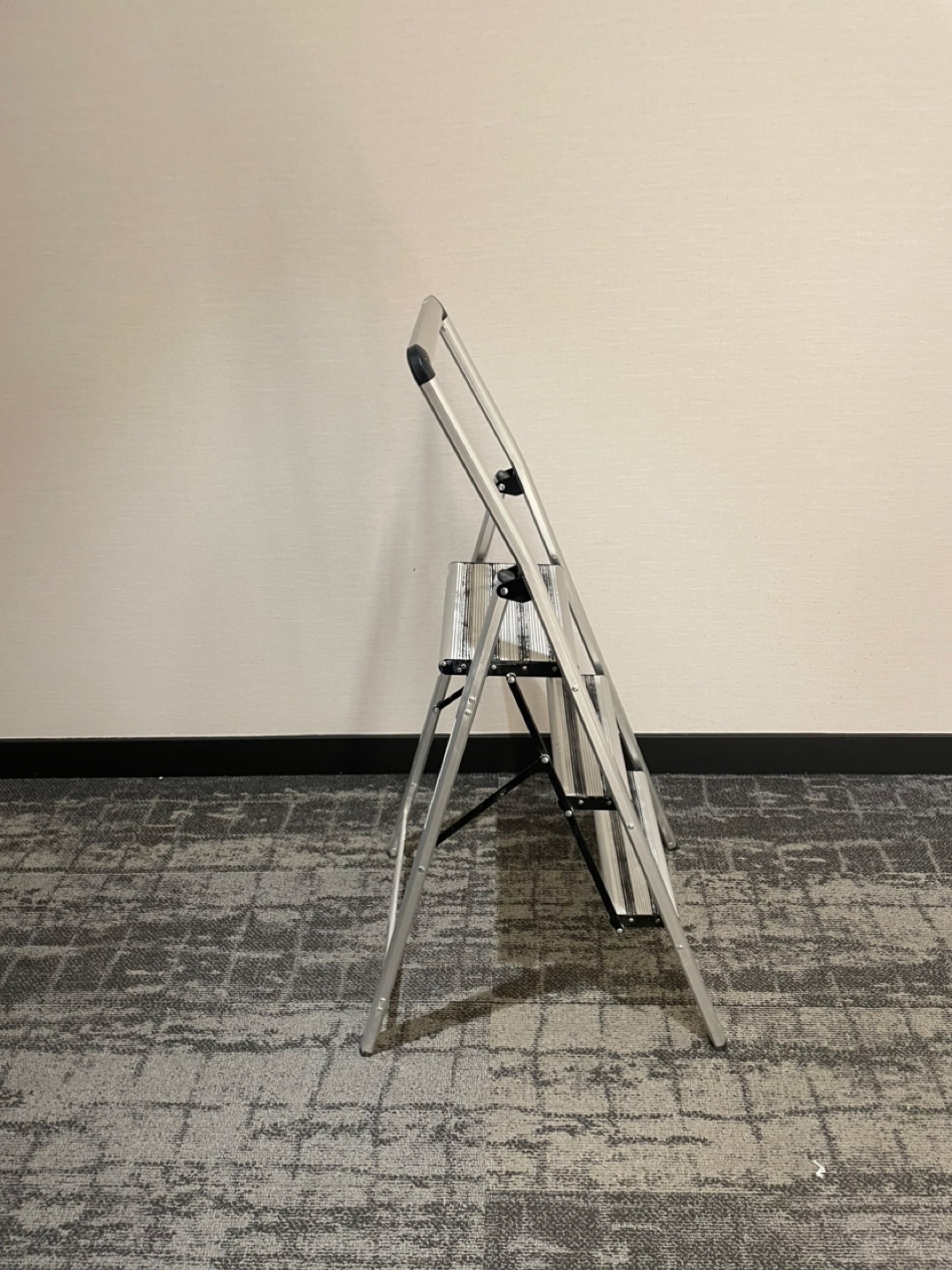 Lightweight Aluminum Step Ladder - photo 3