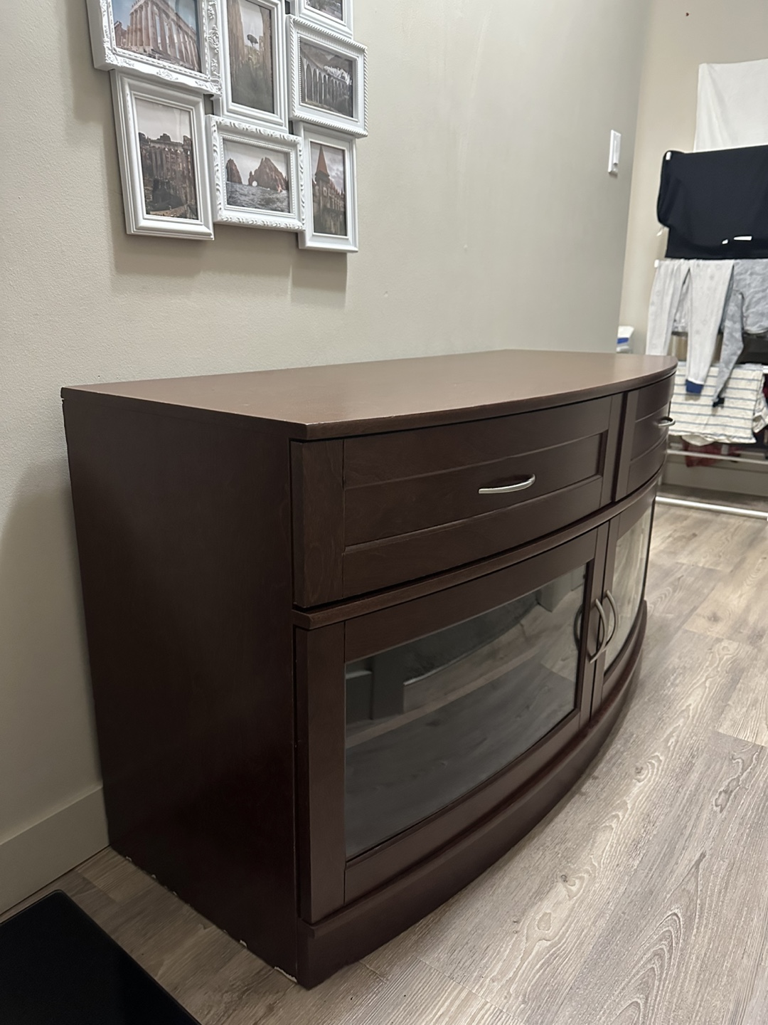 Sturdy and stylish TV/entertainment stand-excellent condition. - photo 3