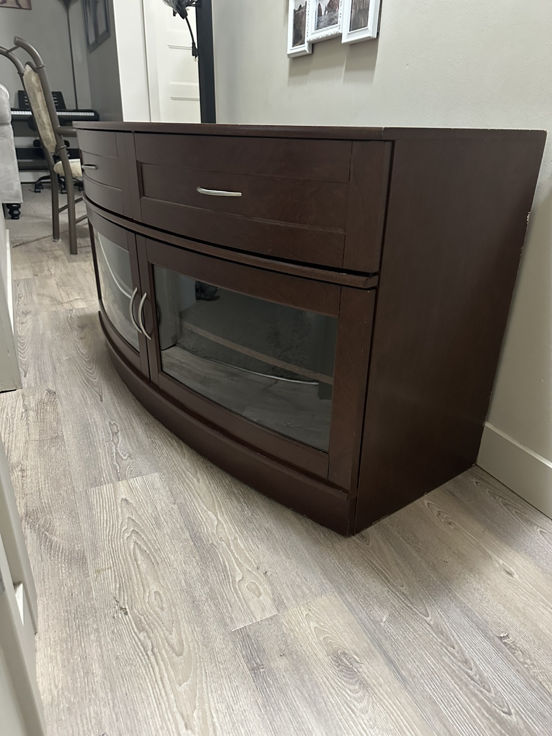 Sturdy and stylish TV/entertainment stand-excellent condition. - photo 4