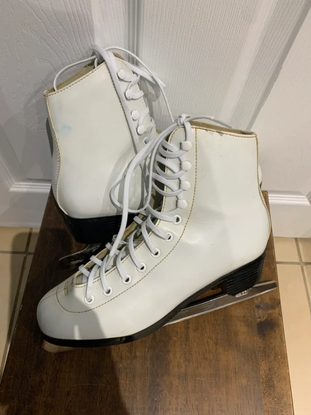 White Figure Skates Size 7 thumbnail