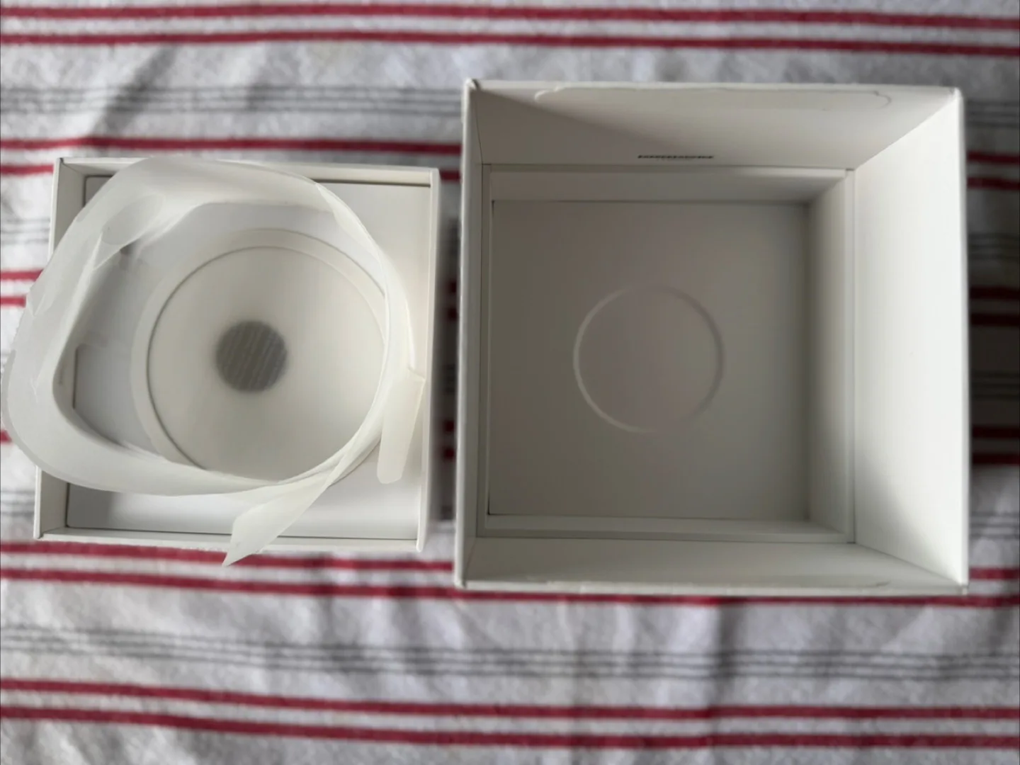 🇨🇦Apple iPad 9th Generation 64GB - Box Only image indicator(7)