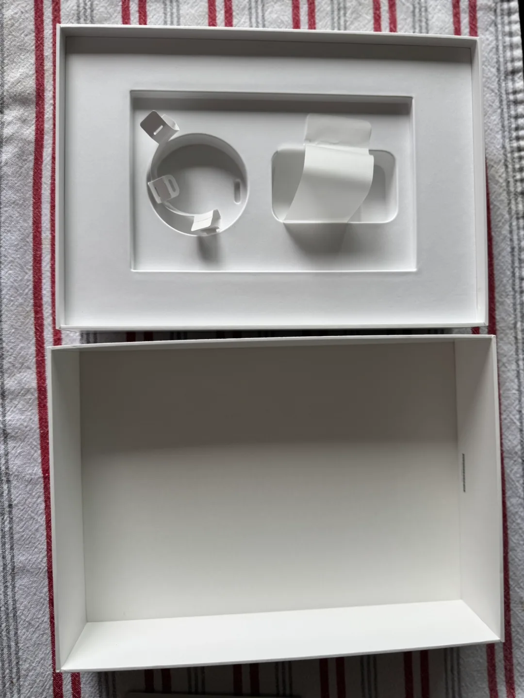 🇨🇦Apple iPad 9th Generation 64GB - Box Only image indicator(4)